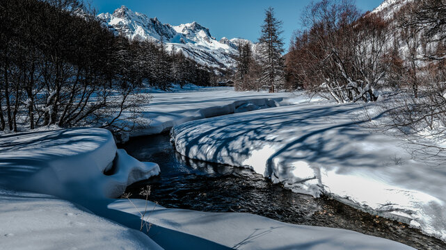 Snowshoeing in the Clar&eacute;e valley in winter - France