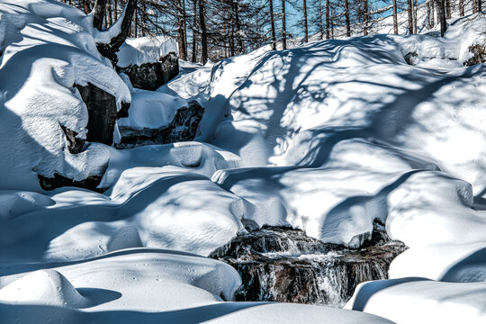Snowshoeing in the Clar&eacute;e valley in winter - France