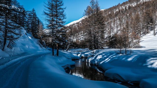 Snowshoeing in the Clar&eacute;e valley in winter - France