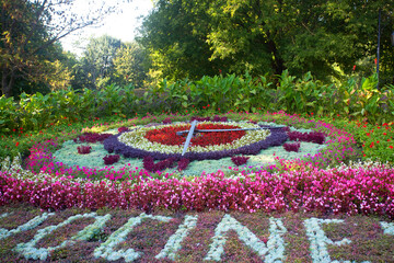 Piękny klomb kwiatowy w kształcie zegara, atrakcja turystyczna, Ciechocinek, Polska, A beautiful clock-shaped flower bed, a tourist attraction, Ciechocinek, Poland © 123108 Aneta
