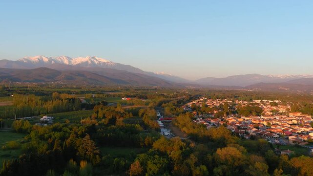 Vue a&eacute;rienne de la ville de Millas dans les Pyr&eacute;n&eacute;es orientales au pied du Canigou encore enneig&eacute;