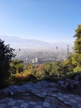 Vista de Santiago desde la cumbre del cerro San Crist&oacute;bal. Se observa el telef&eacute;rico. Santiago, Chile. Abril 2026.