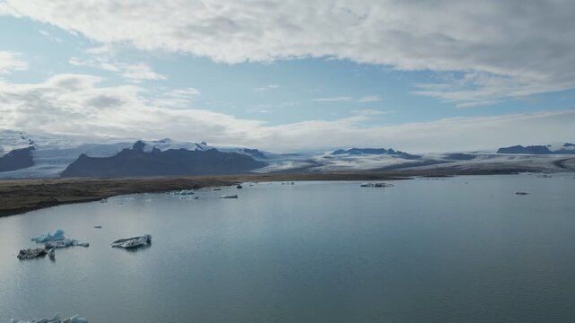 Icebergs float in the J&ouml;kuls&aacute;rl&oacute;n glacier lagoon beneath a massive ice cap.