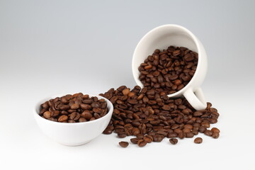 Obraz premium coffee beans and white cup isolated on white background