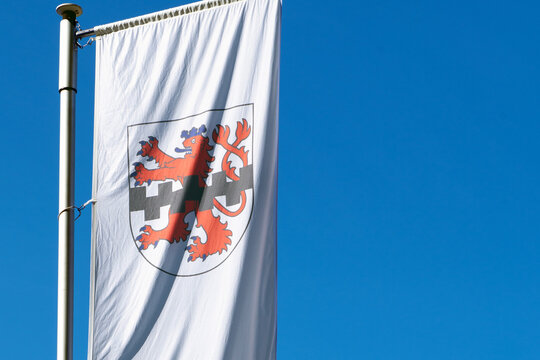 Flagge der Stadt Leverkusen mit dem roten L&ouml;wen.