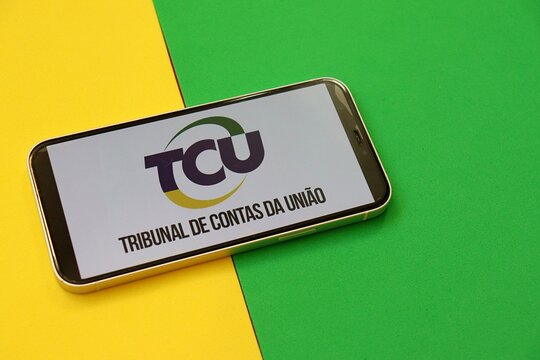 TCU (Tribunal de Contas da Uni&atilde;o) logo on a smartphone screen. Logo do TCU. 