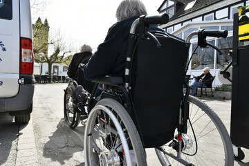 Obraz premium frau im rollstuhl