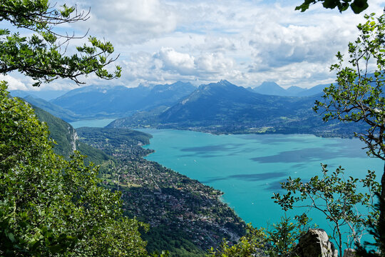 Vue sur lac d'Annecy qui est situ&eacute; en Haute-Savoie un jour d'&eacute;t&eacute; 2021