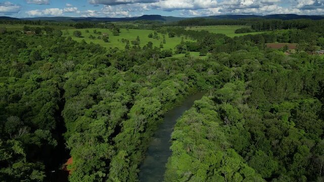 Vista arroyo Cu&ntilde;a Piru desde un drone en Ruiz de Montoya, Misiones, Argentina