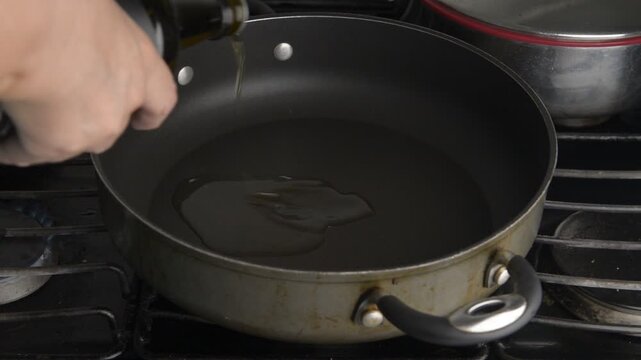 preparacion de sarten con aceite para freir, en una cocina de casa, preparacion de comida en familia