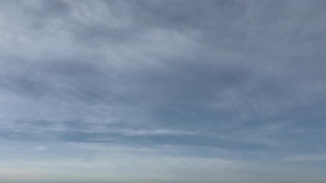 淡い青空に広がる白い雲の静かな空模様
