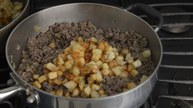preparacion d epapas fritas en aceite cortadas en cubos peque&ntilde;os para complementar carnes ensaladas o pollo en comidas caseras y de restaurant.
