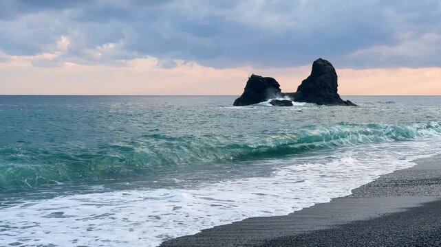夜明けの日本海、親不知の投げ岩と荒波の海