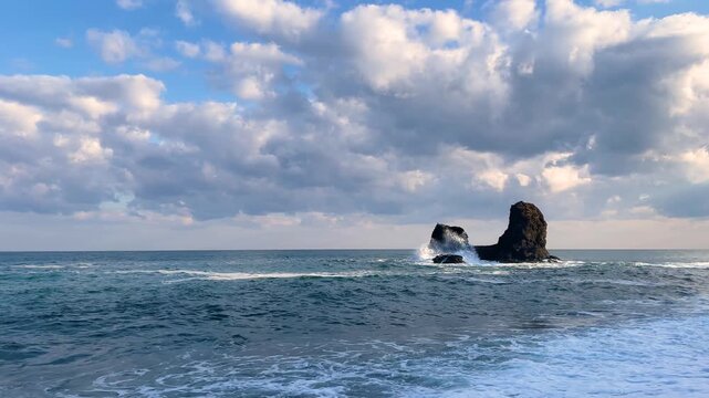 夜明けの日本海、親不知の投げ岩と荒波の海
