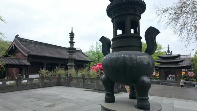At the entrance of the Five Kings Hall of Hangzhou Qianwang Temple