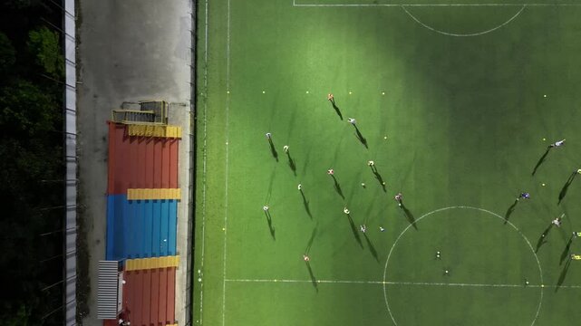 campo da calcio visto dall'alto di notte durante un allenamento