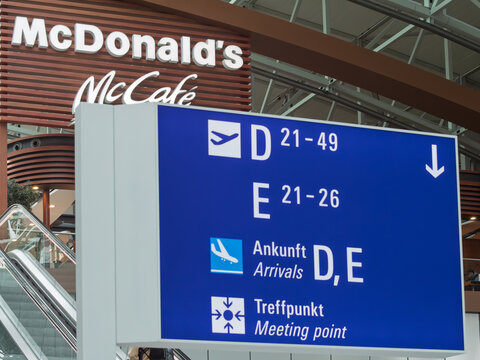 McDonalds McCafe: Airport Signage and Directions