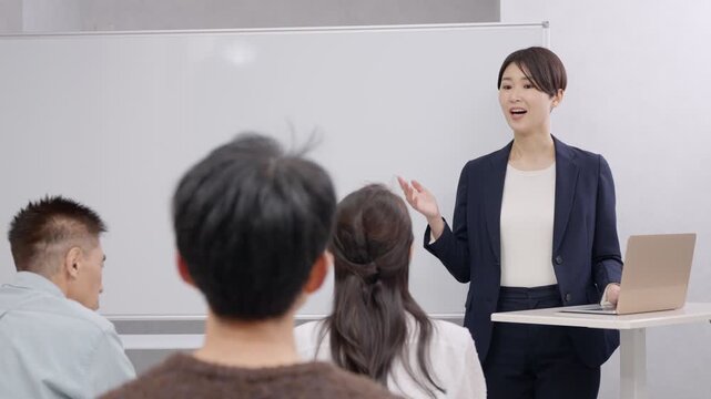 セミナーをするビジネスマン女性