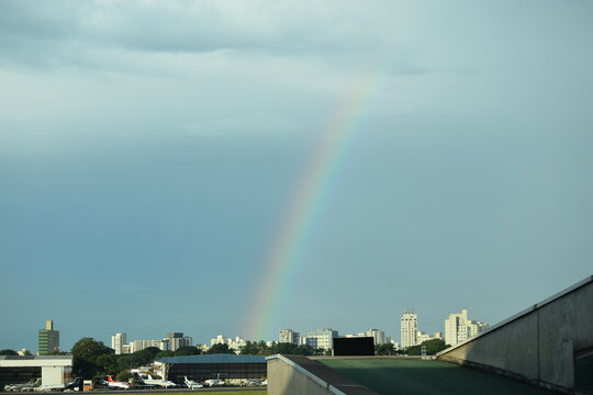 Arco iris no fim da tarde de S&atilde;o Paulo