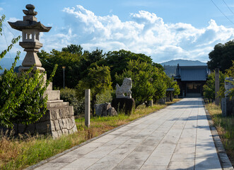 Fototapeta premium Tsunashiki Tenman Shrine (Furutenjin) in Imabari, Ehime, Japan – Summer Greenery and Blue Sky