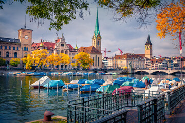 Fototapeta premium Magnificent autumn view of Fraumunster Church. Adorable morning cityscape of Zurich, Switzerland, Europe. Beautiful outdoor scene of Limmat River. Traveling concept background.