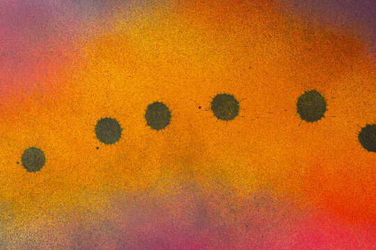 黄色背景に飛び散る黒インク	