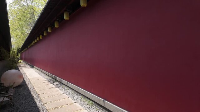 A quiet corner under the red wall of the Deshou Palace ruins in Hangzhou