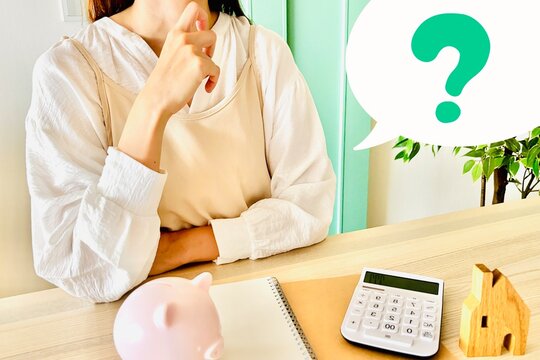 お金に悩む女性とはてなマーク