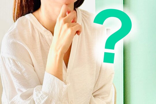 はてなマークと若い女性（顔無し）