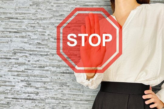 ストップのジェスチャーをする女性