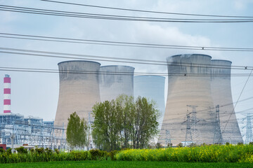 Fototapeta premium Coal-Fired Pithead Power Plant with Cooling Towers and Transmission Lines