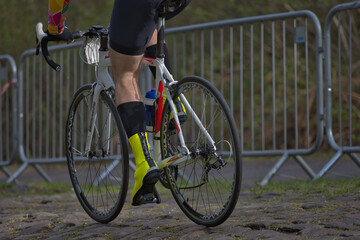 Fototapeta premium effort des jambes d un cycliste sur les pavés du paris roubaix