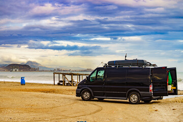 Obraz premium Camper van on sea shore
