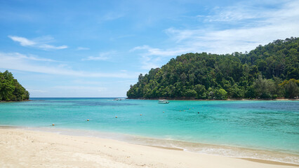 Obraz premium Sandy beach on Sapi Island, Tunku Abdul Rahman National Park, Malaysia.