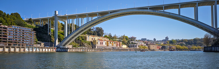 Obraz premium Crucero de los seis puentes y barcos rabelos en el río Duero con vistas a la Ribeira, Oporto, Portugal
