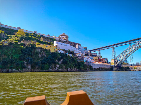 Crucero de los seis puentes y barcos rabelos en el r&iacute;o Duero con vistas a la Ribeira, Oporto, Portugal