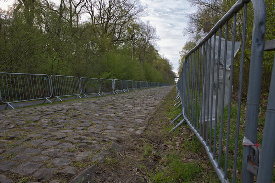 les pav&eacute;s de  la trou&eacute;e d Arenberg a proximit&eacute; du site minier et que la course cycliste du paris Roubaix  empreinte