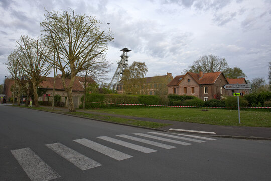 les pav&eacute;s de  la trou&eacute;e d Arenberg a proximit&eacute; du site minier et que la course cycliste du paris Roubaix  empreinte