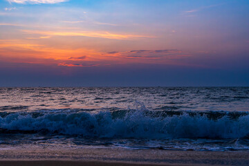 Obraz premium Dramatic red sunset over the ocean at Marari Beach, Alappuzha, Kerala, India