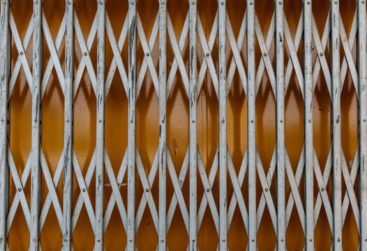 Vieux rideau de fer de magasin ferm&eacute;