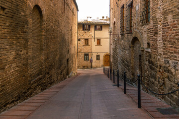 Obraz premium Mediaeval street in San Gimignano, Tuscany, Italy.