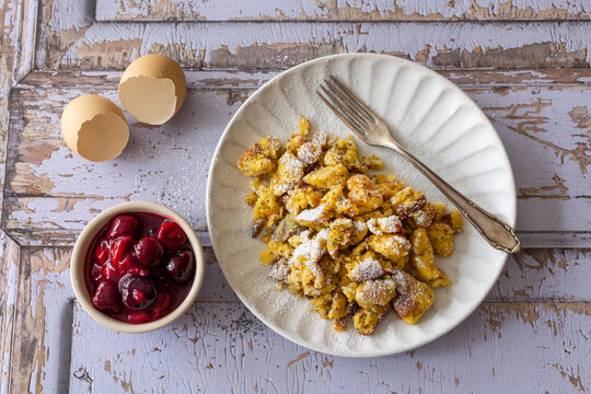 Kaiserschmarrn mit Mohn und Kirschgr&uuml;tze aus S&uuml;dtirol