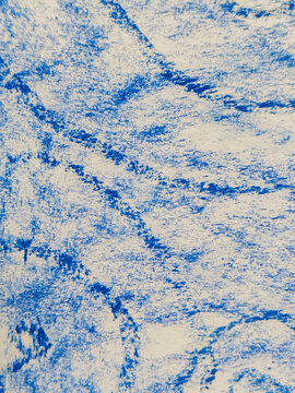 Fondo con manchas de pintura azul sobre superficie blanca texturizada