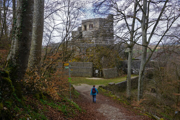 Obraz premium Wandern bei der Ruine Hohengundelfingen im Lautertal; Schwäbische Alb; Baden Württemberg; Deutschland