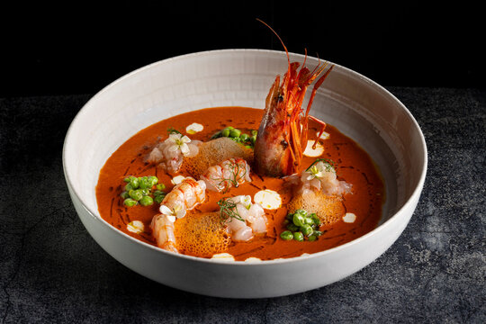 Gourmet prawn tartare with peas, foam and citrus sauce