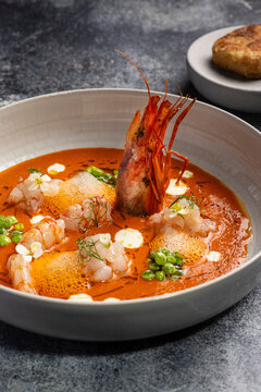 Gourmet prawn tartare with peas, foam and citrus sauce