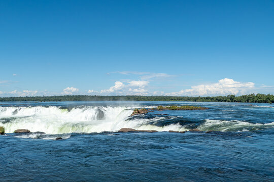 scenic view to the waterfalls of Iguasu
