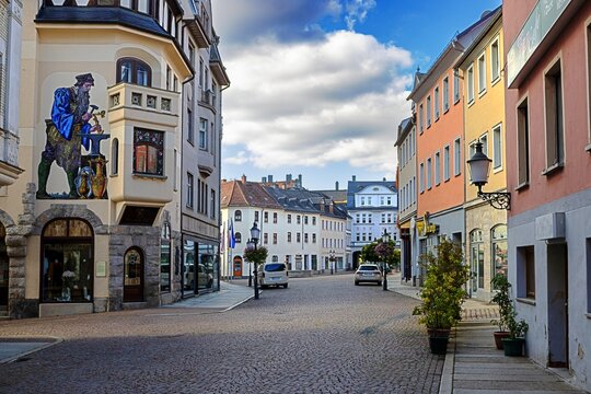 greiz, deutschland - stadtbild mit fassadenmalerei