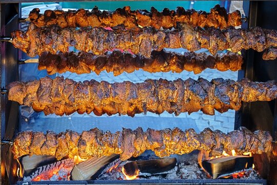 gera, deutschland - fleischspie&szlig;e an einem traditionellen mutzbratenstand 
