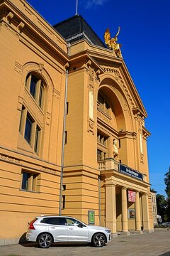 gera, deutschland - historischer theaterbau der b&uuml;hnen der stadt gera